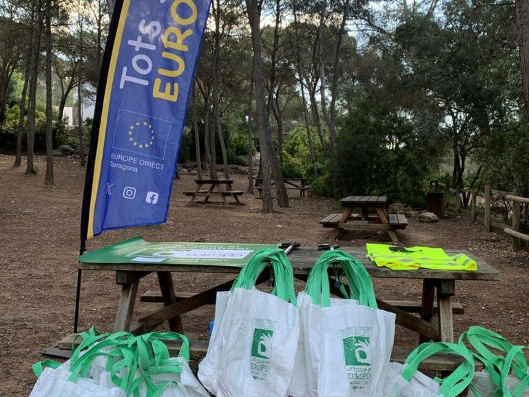 Hundreds of young people clean up Tarragona with Let's Clean Up Europe