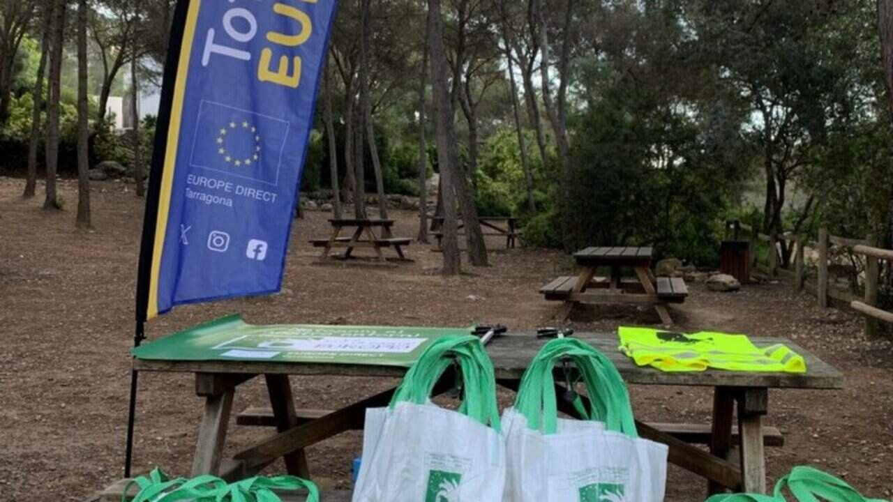 More than 350 students from Tarragona clean the city with Let's Clean Up Europe