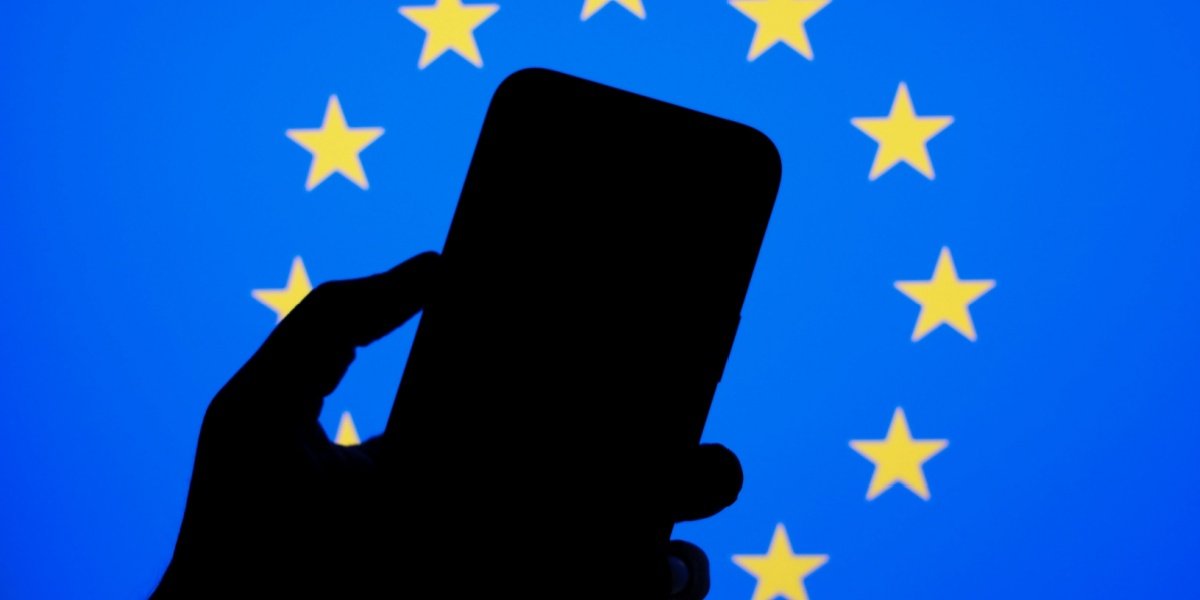 EU cracks down on phone makers with new battery rules