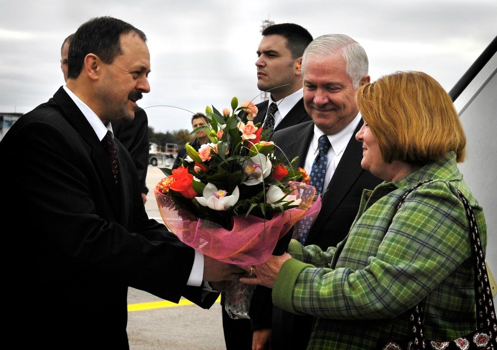Gates Welcomed in Ukraine on Official Visit