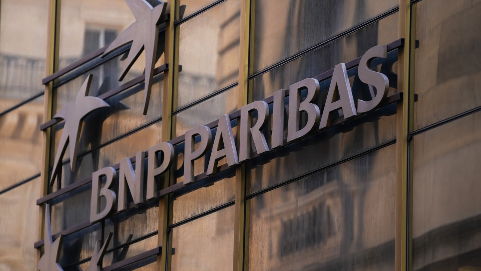 Top Europe banks warn of euro strength, 'wait-and-see' market amid U.S. tariffs