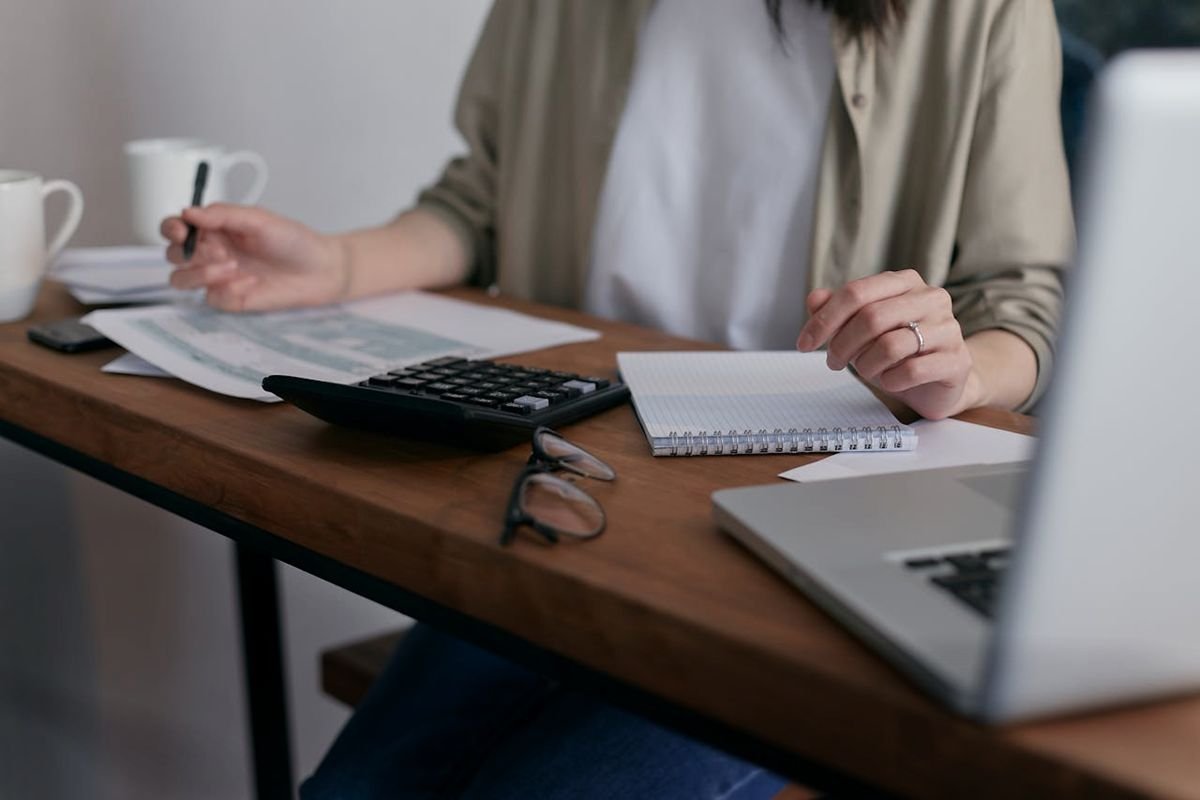 Business reporting - Photo by Mikhail Nilov on Pexels