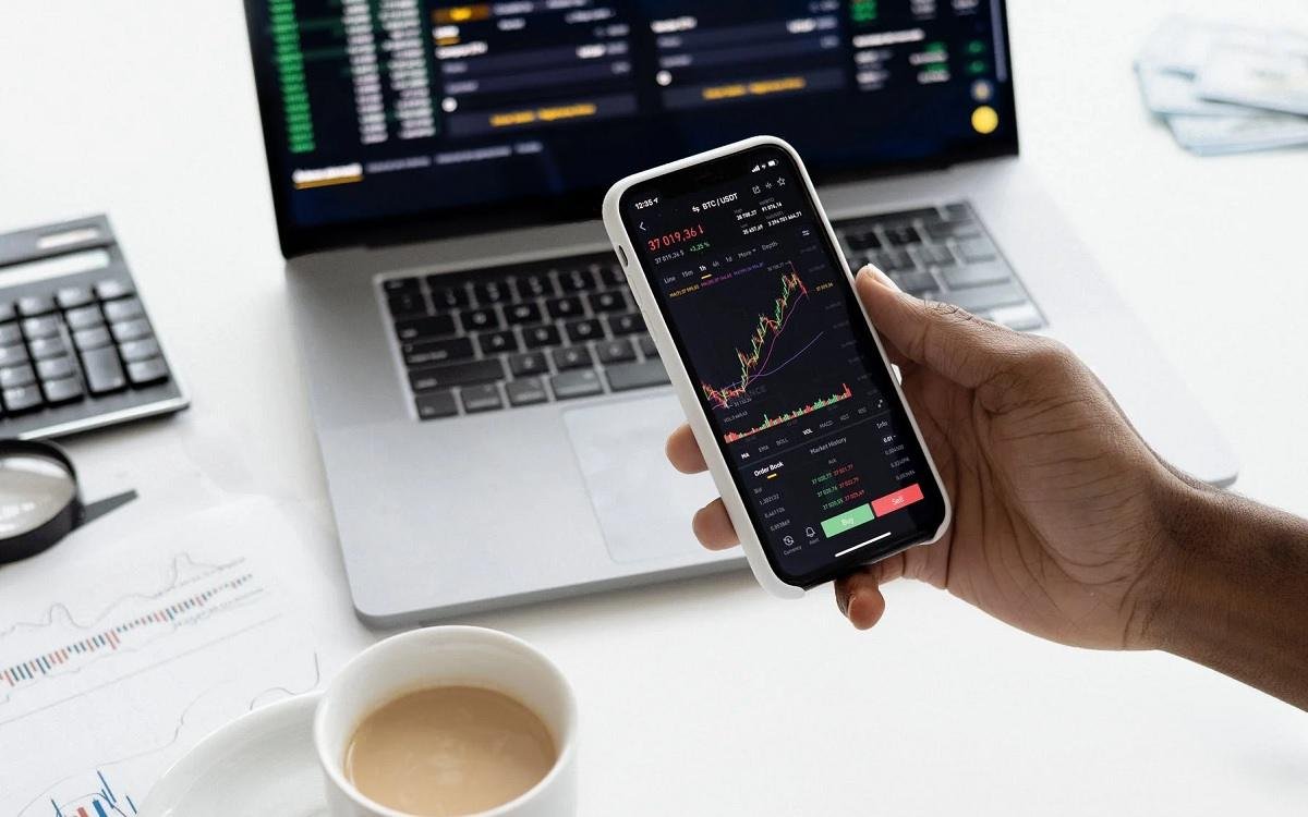 Publicly traded FX/CFD brokers see shares up 6% in 1H-2023, but with (very!) mixed results
