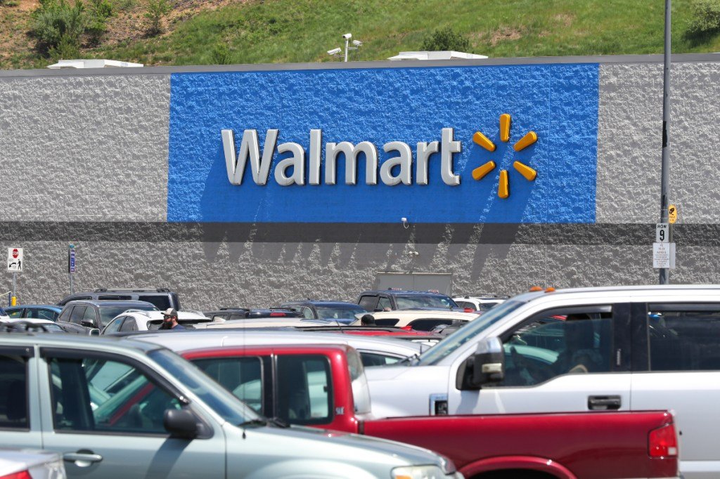 Walmart's New Employee Tech; Startups Grab Cash for VTO