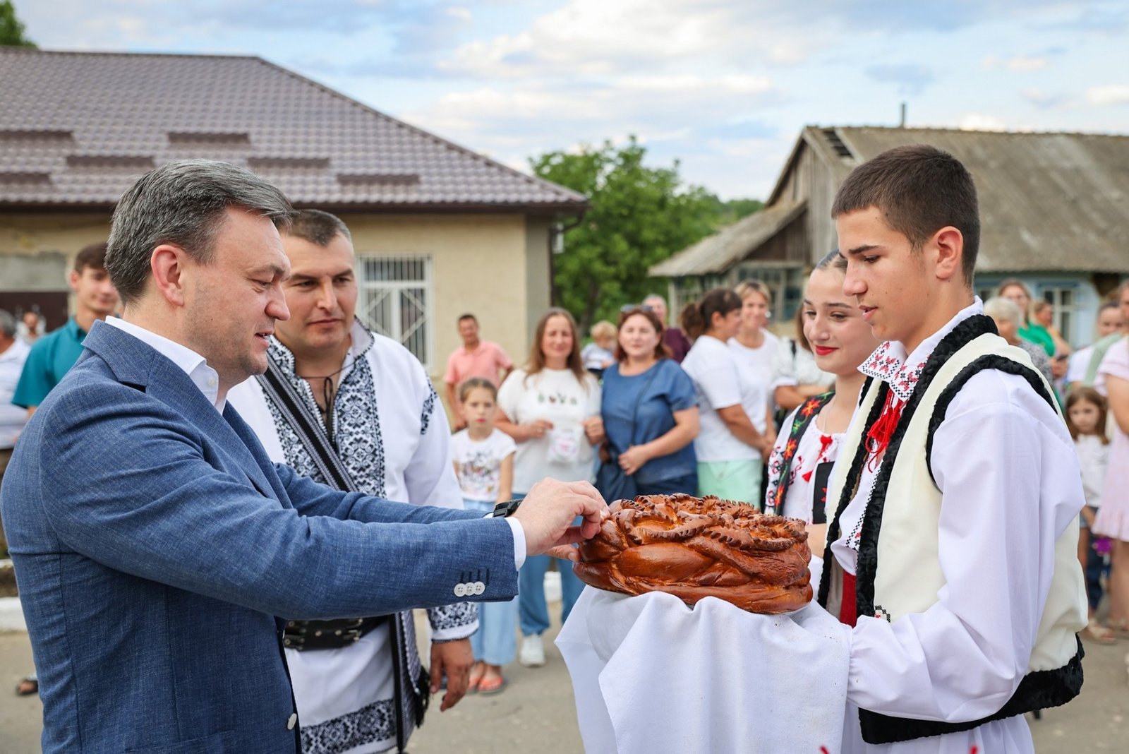 PHOTO // Prime Minister with residents of Opaci, Zaim, Sălcuța