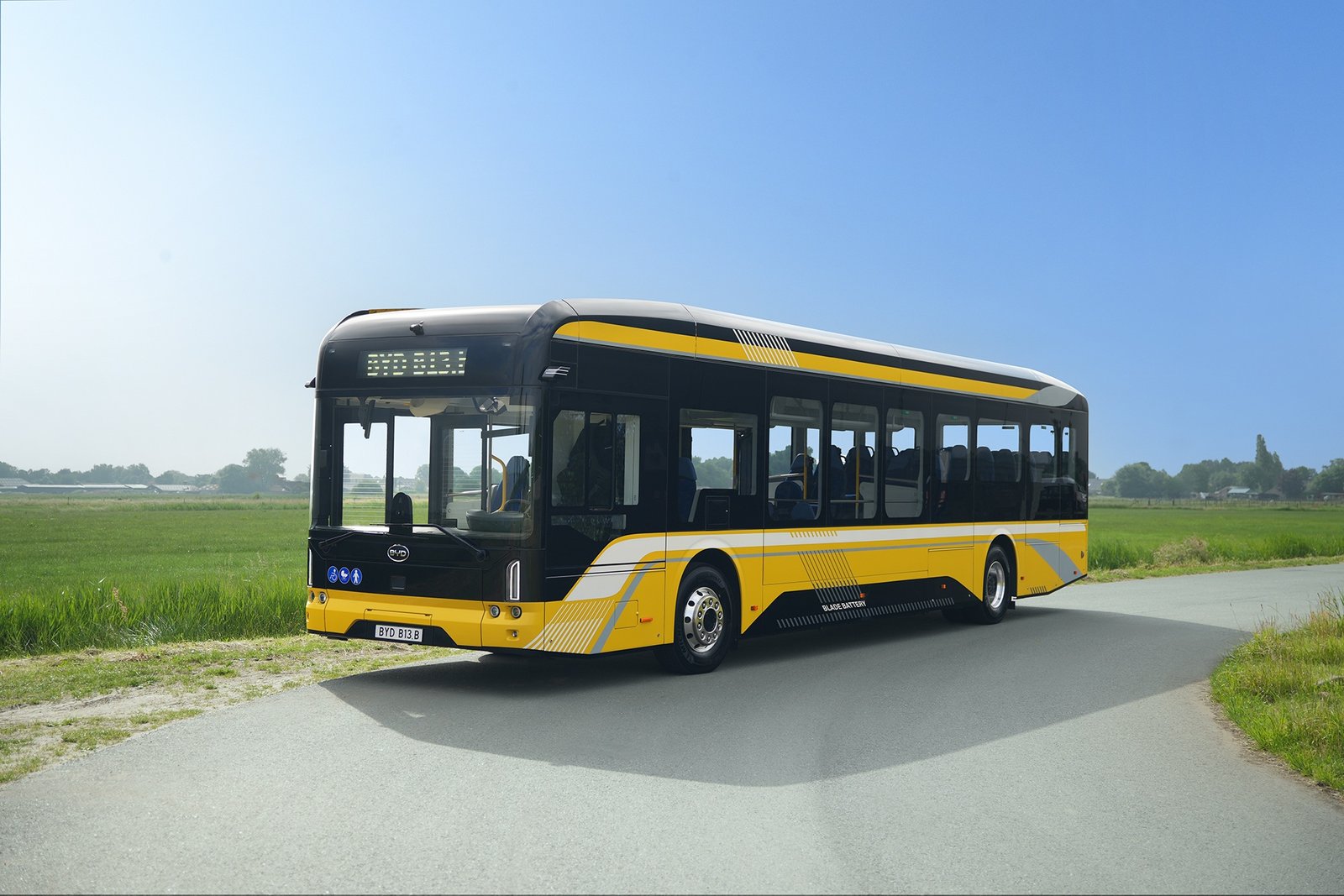 BYD Unveils B13.b Electric Intercity Bus in Europe with 700 km Range and Advanced Blade Battery Chassis