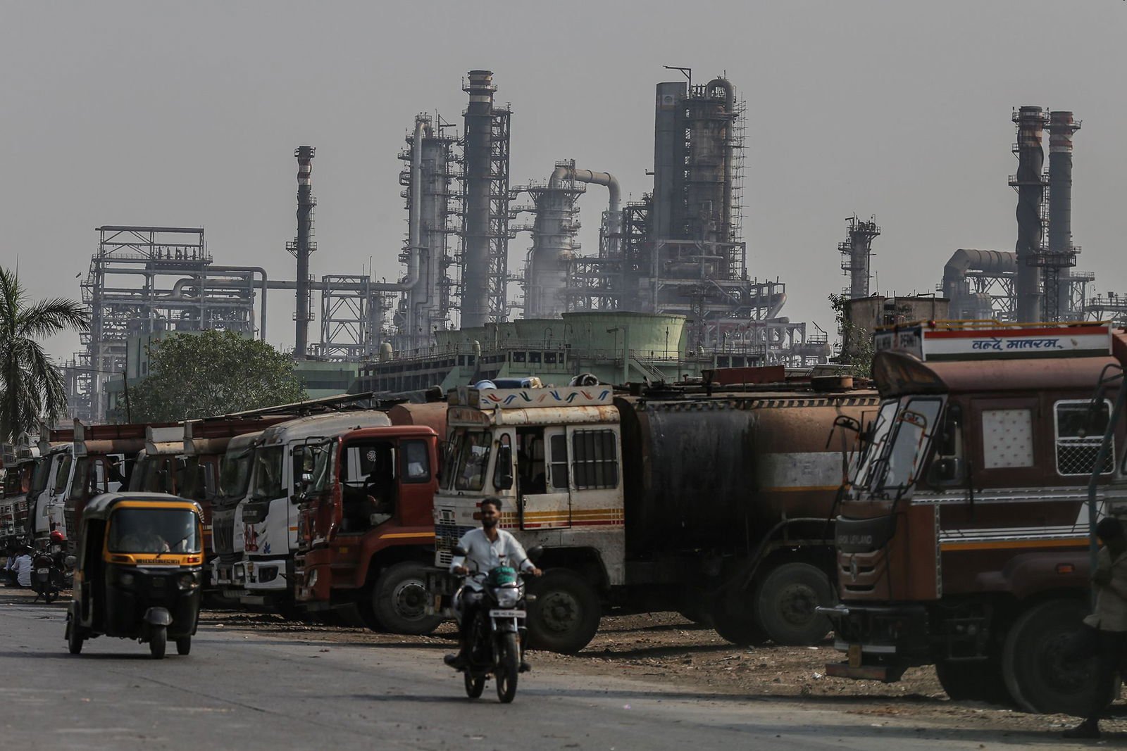 Trump threatens to ‘substantially’ raise tariffs on Indian goods as it continues to buy Russian oil -newspressnow.com