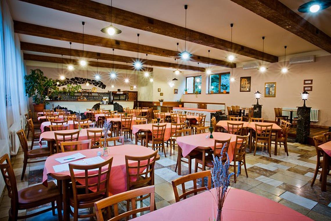 Visits to grocery stores have steadily outpaced those to restaurants and bars in the US.