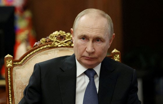Russian President Vladimir Putin chairs a meeting with members of the government in Moscow, Russia, on Aug. 27. [REUTERS/YONHAP]
