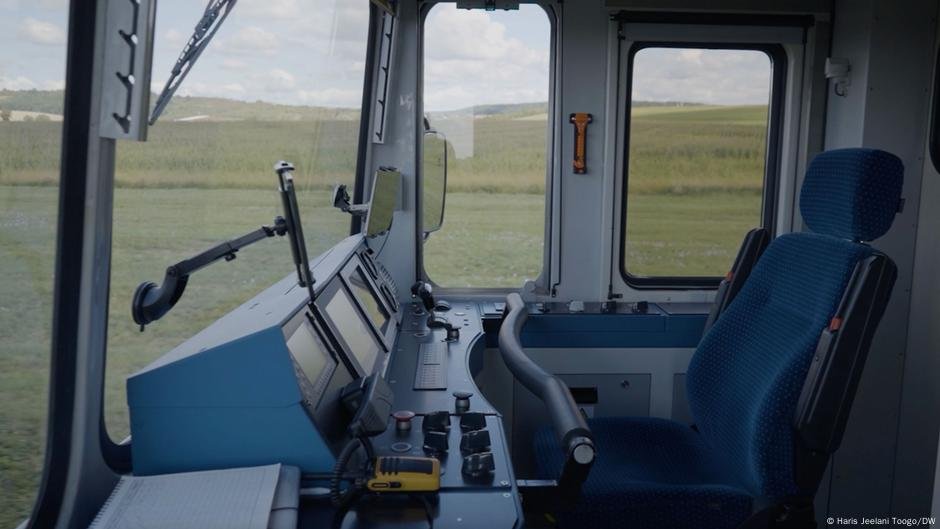 Europe's first driverless train launched in Czech Republic – DW – 09/29/2025