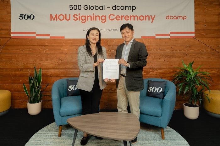 Christine Tsai, CEO of 500 Global, and Park Young-hoon, CEO of D-Camp (left), are taking a commemorative photo after signing a partnership. [D-Camp]