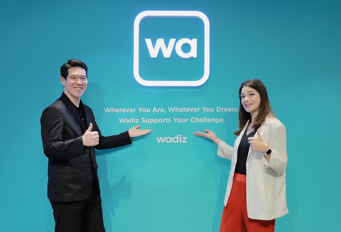 Wadiz CEO Shin Hye-sung (left) and Start-Two Group Korea Director Alina Marta are taking a commemorative photo after signing the MOU. [Wadies]