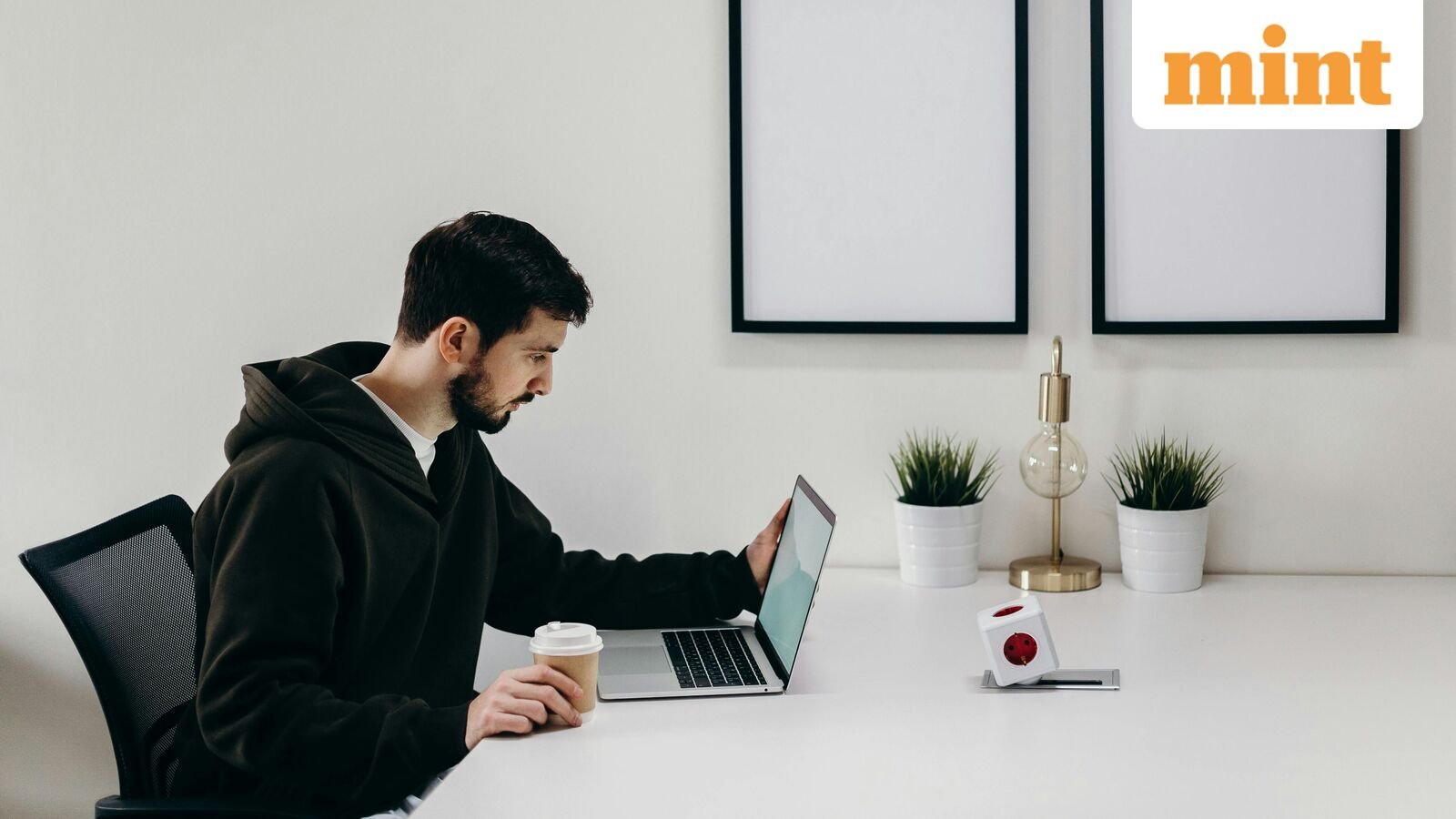 Startup founder making <span class='webrupee'>₹</span>1 lakh monthly, pondered rejecting <span class='webrupee'>₹</span>40 lakh job opportunity.