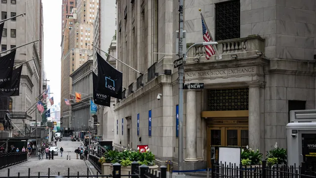 Global Markets Waver Amid Fed Uncertainty as Oil Prices Rise
