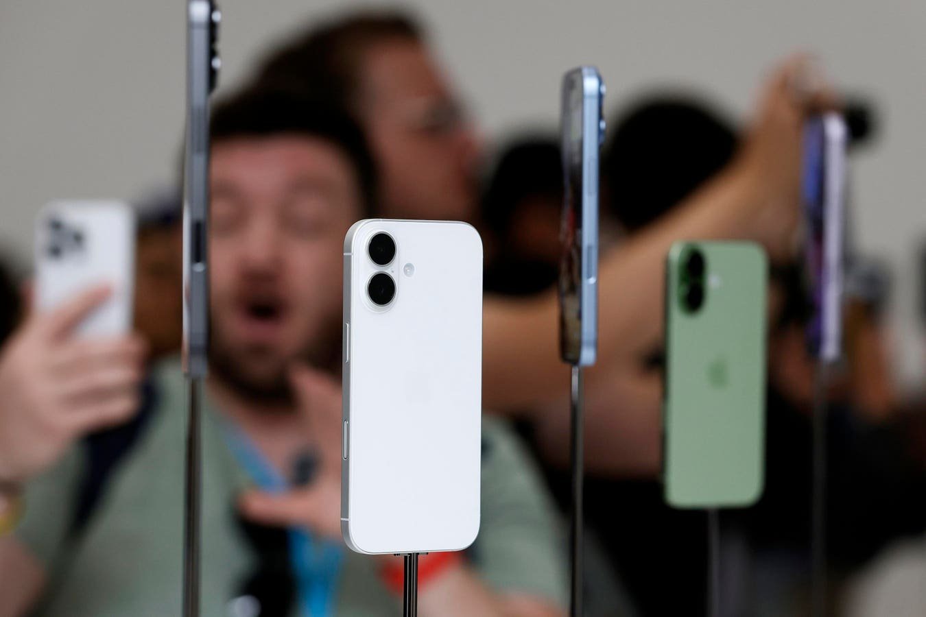 iPhone 17 Fights Galaxy S25, Apple Watch’s European Challenge, Apple’s Early History For Sale