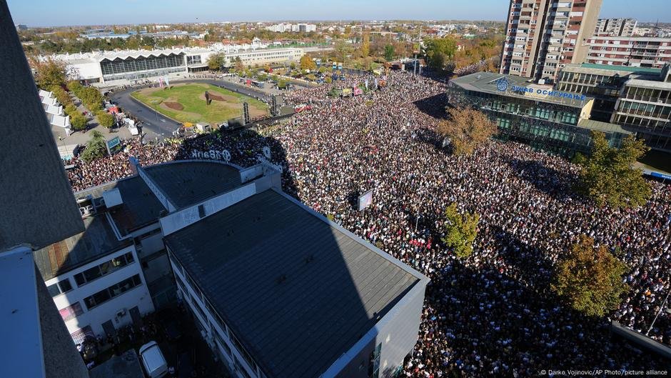 Rallies mark Novi Sad station collapse anniversary – DW – 11/01/2025