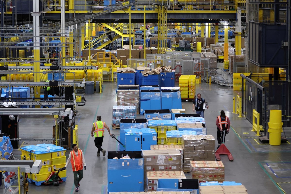 U.S. layoffs surge to two-decade high amid cost cutting and AI adoption, report shows