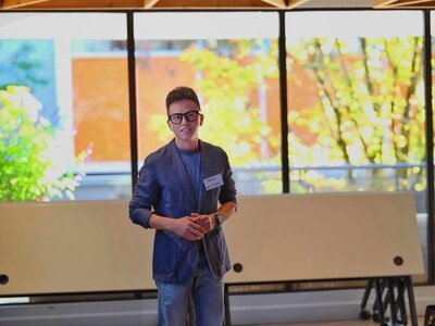 Visionary Leadership: Shun Ma, Founder and CEO of US CAN STARTUP, outlines his strategic vision for cross-border incubation. During the event, Ma announced key investments in portfolio companies including Kalino Bio and AllScale.io.