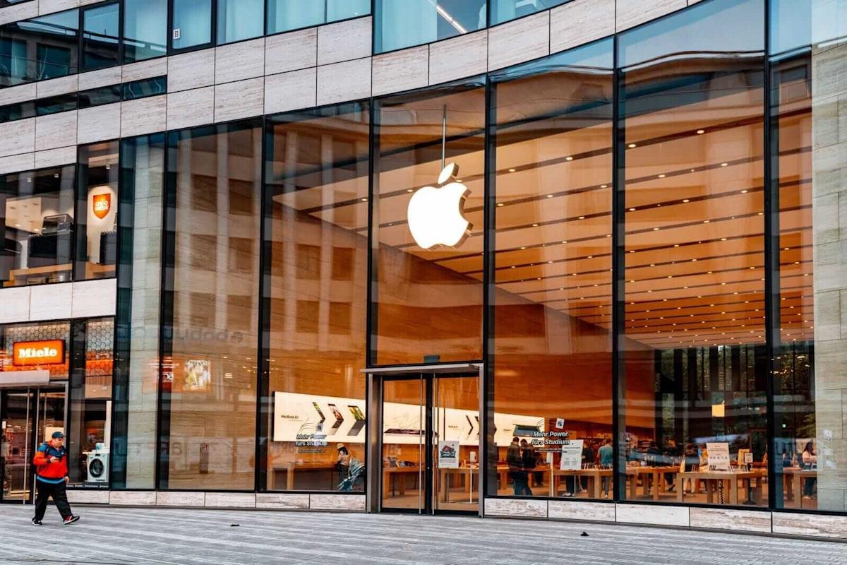 Should You Buy, Sell, or Hold AAPL Stock Amid ‘Rare’ Job Cuts?