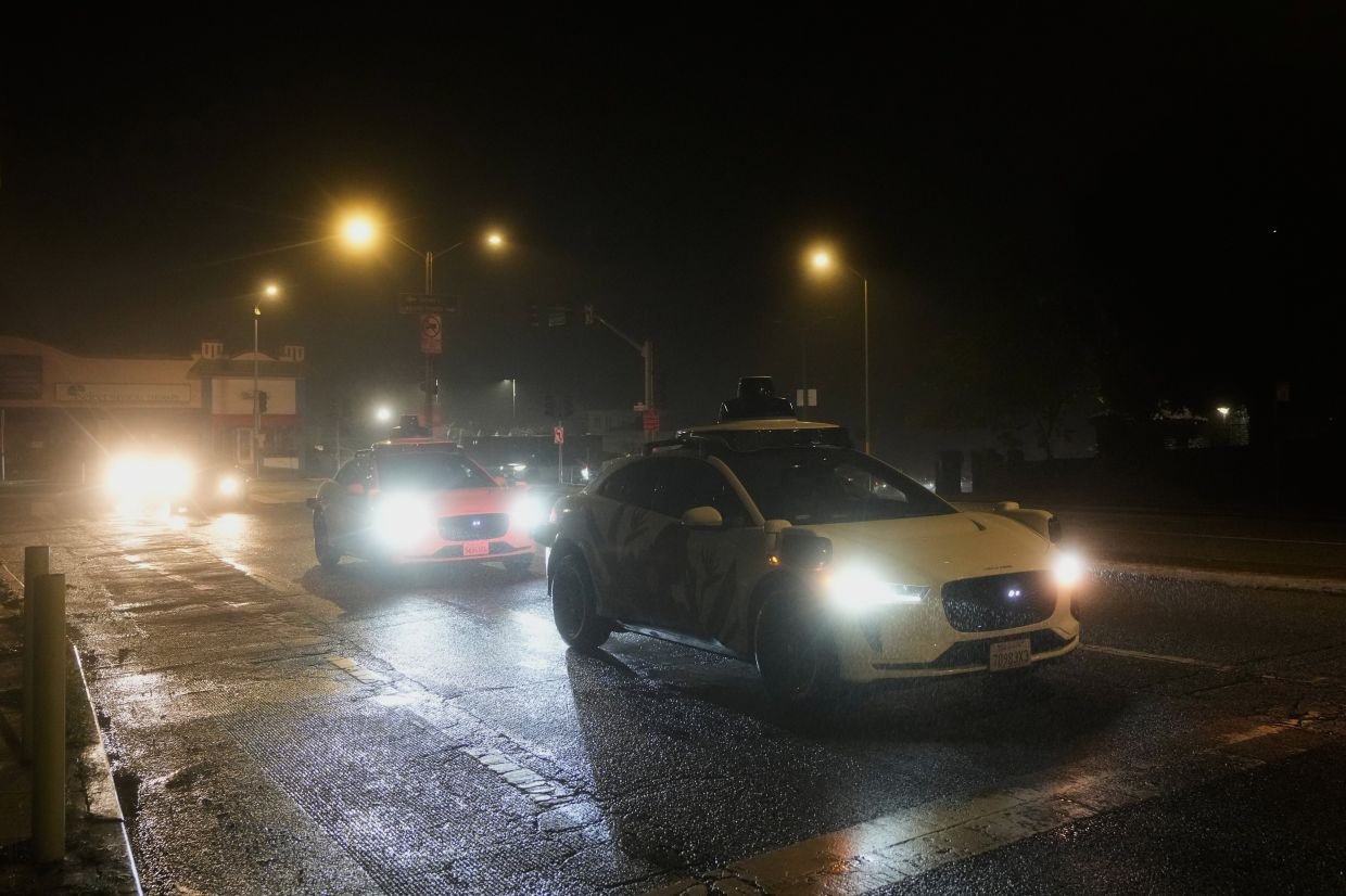 Waymos froze, blocked traffic during San Francisco power outage