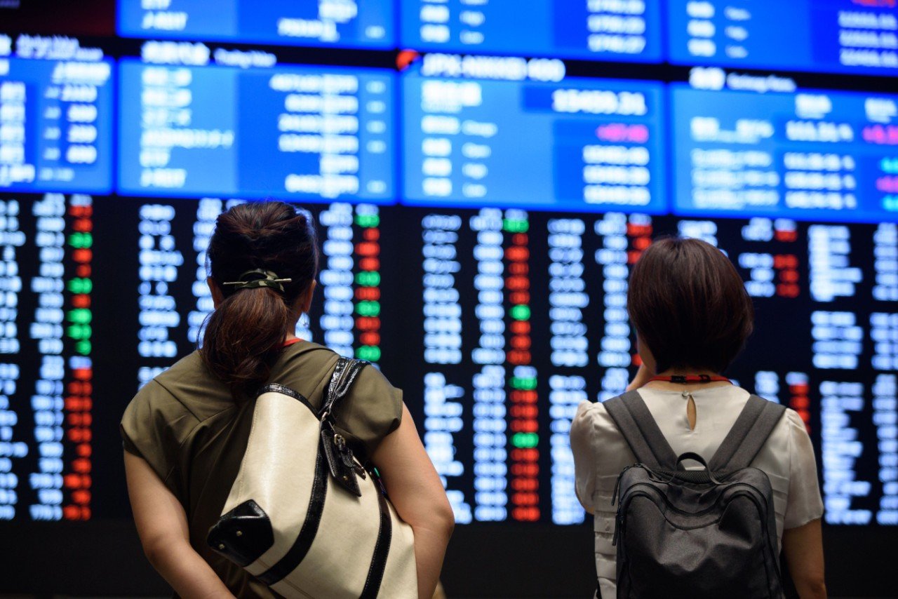 European Shares Gain as Tech Rallies But FTSE 100 Lags