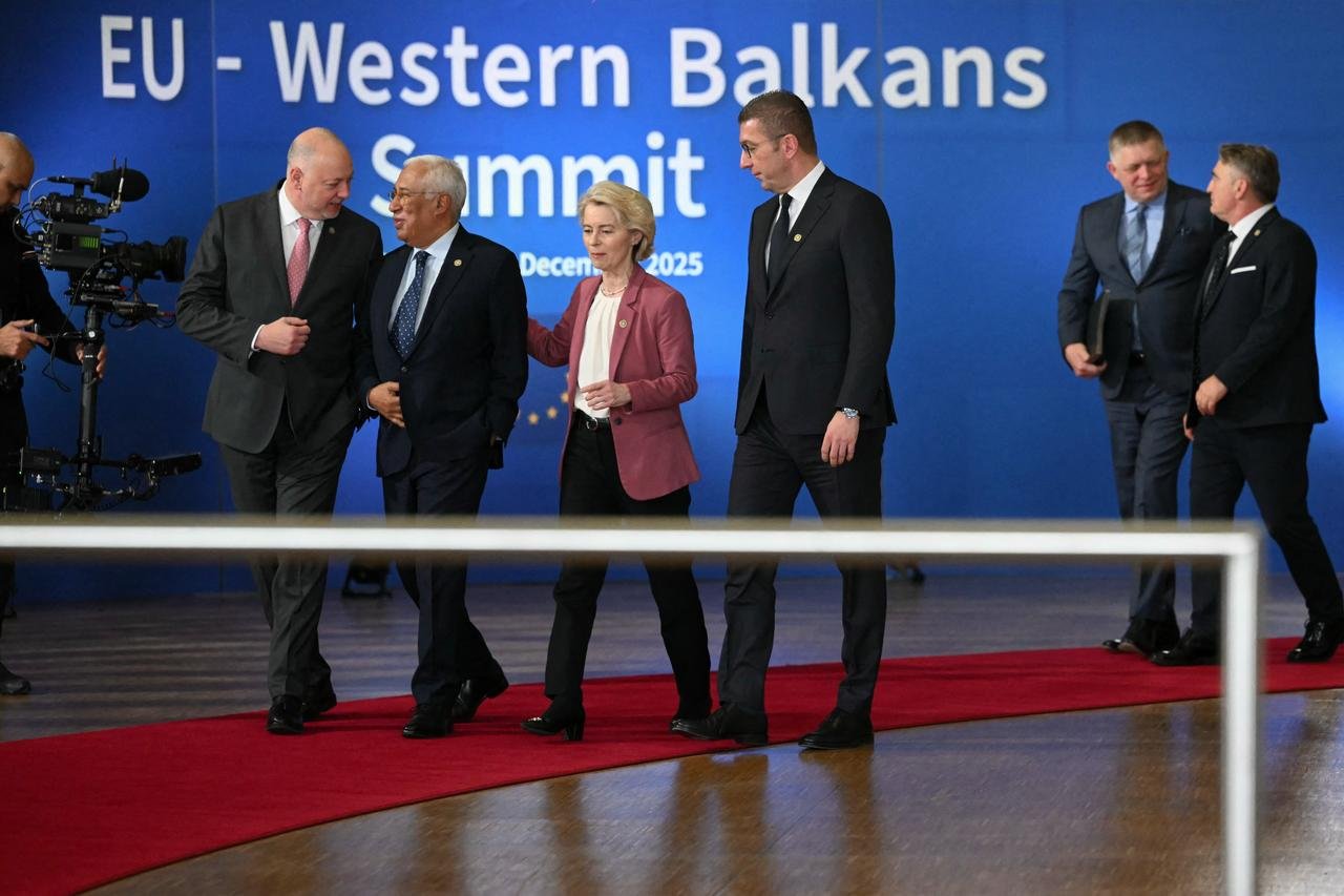 (From L) Bulgarias Prime Minister Rosen Zhelyazkov, European Council President Antonio Costa, European Commission President Ursula von der Leyen and North Macedonias Prime Minister Hristijan Mickoski arrive for a family photograph as part of the EU Western Balkans summit in Brussels, Belgium on Dec. 17, 2025. (AFP Photo)