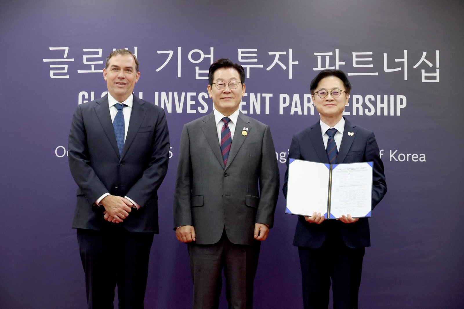 President Lee Jae Myung, center, Amazon Web Services Chief Executive Officer Matt Garman, left, and Industry Minister Kim Jung-kwan, pose during the Asia-Pacific Economic Cooperation gathering in Gyeongju, North Gyeongsang Province, Oct. 29, 2025. Yonhap