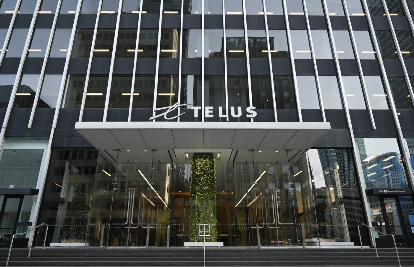 Telus offering hundreds more buyouts amid shift to self-serve options