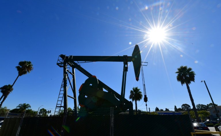 European stocks rise as oil tumbles, while tech worries weigh on New York