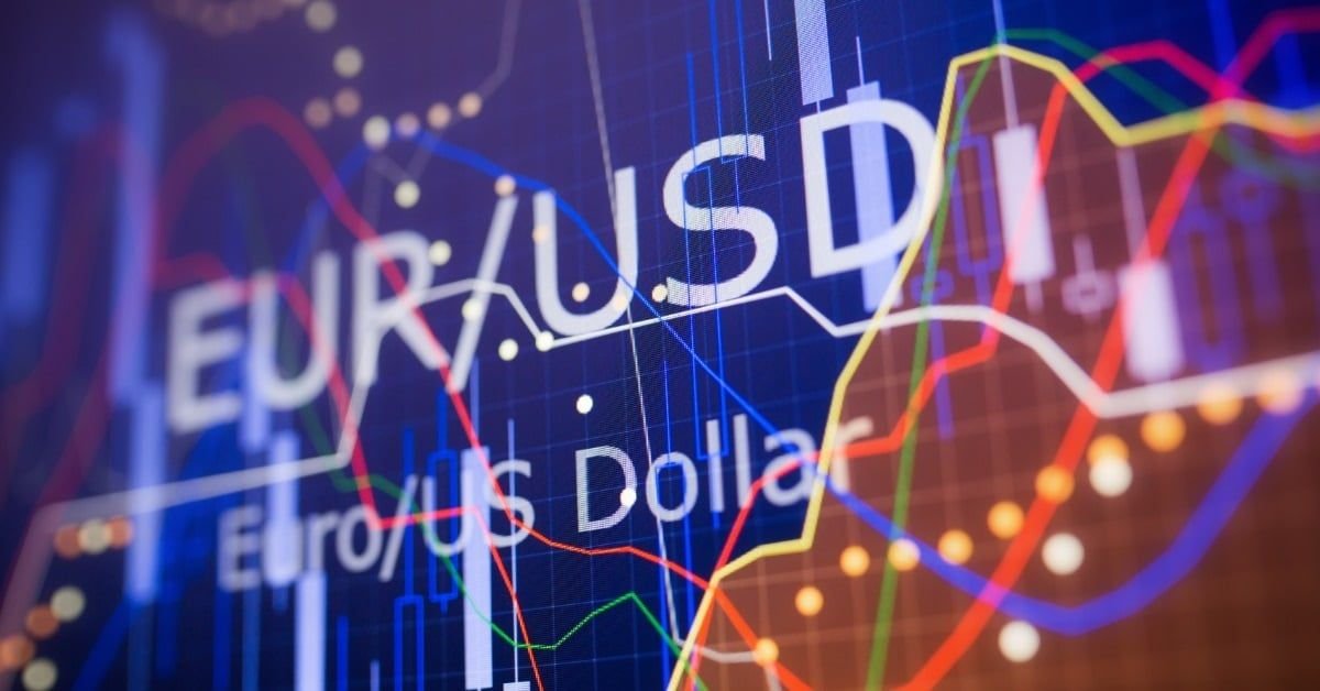 Dollar Hits 4-Year Low on Policy Fears