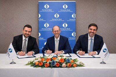 (L-R): Mehmet Burak Üçkardeş, President of Fortis Energy; Harry Boyd-Carpenter, Managing Director, Sustainable Infrastructure Group at EBRD; and Nikola Oklobdžija, Executive VP of Fortis Energy, pictured during the official signing ceremony.