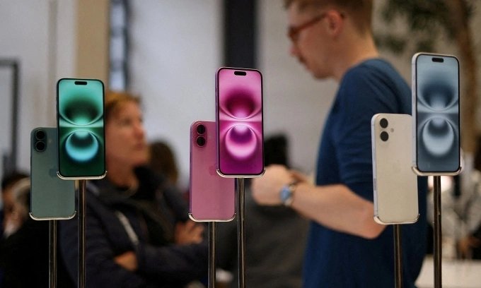 Which smartphone was the world’s best-seller in 2025?