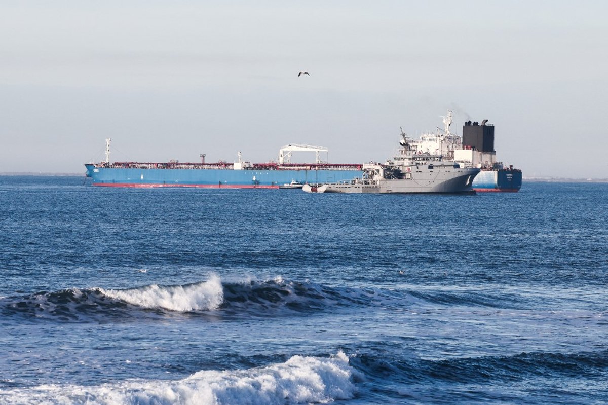 Ukraine Imposes Sanctions on 225 Captains of Ships of Russian Shadow Fleet