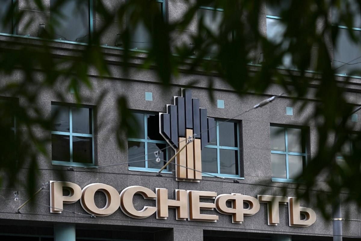 European Aid to Ukraine Undercut by Russian Fossil Fuel Imports Through 2025