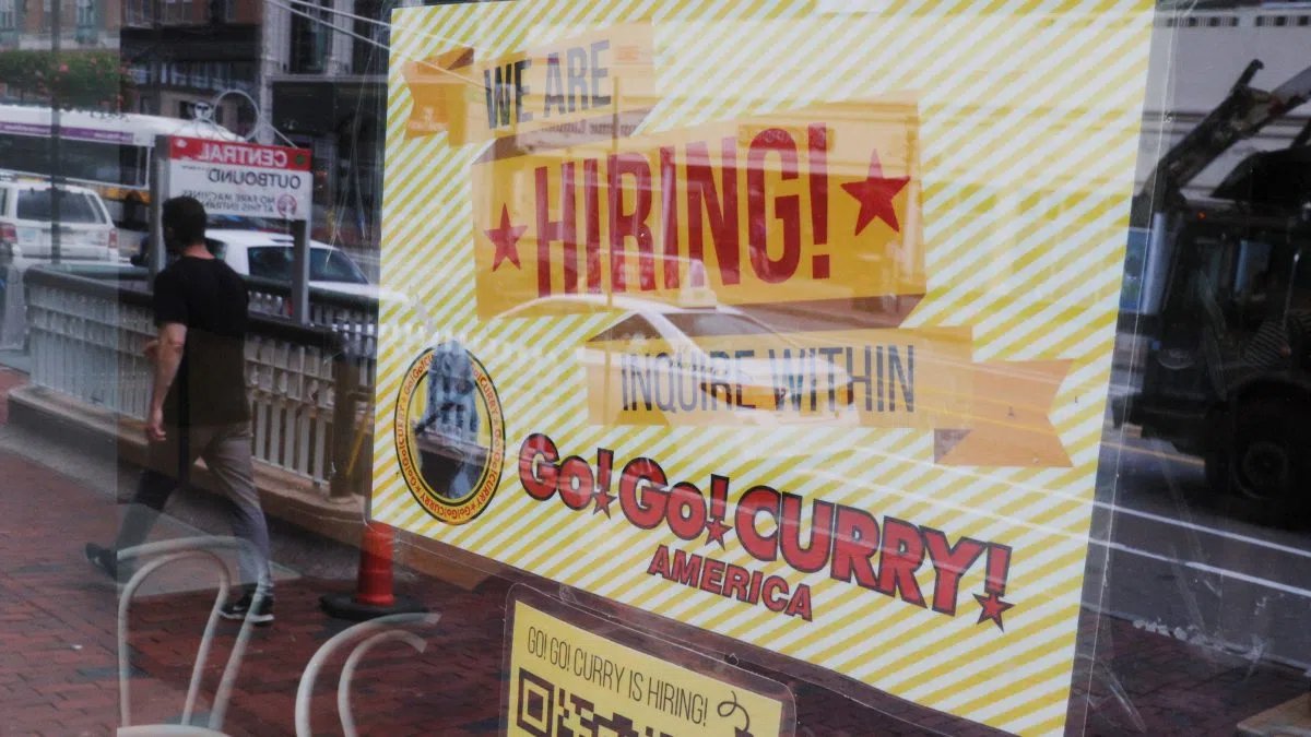 US weekly jobless claims unchanged; layoffs decline 55% in February