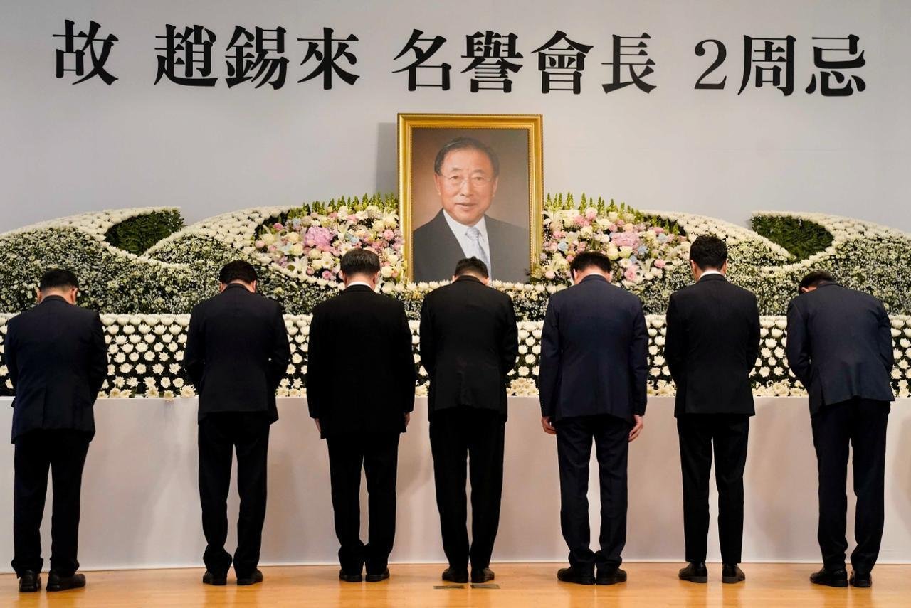 Hyosung officials pay respect at a memorial altar for late Honorary Chairman Cho Seok-rae during a ceremony marking his second death anniversary at the group
