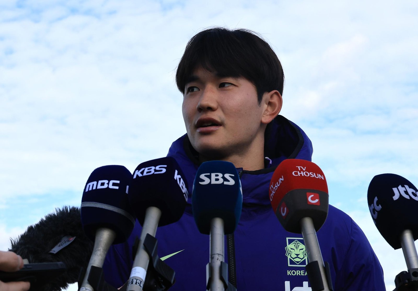 Korean midfielder Kim Jin-kyu speaks to reporters before a training session for a friendly match against Ivory Coast at the MK Dons training ground in Milton Keynes, England, March 26. Yonhap