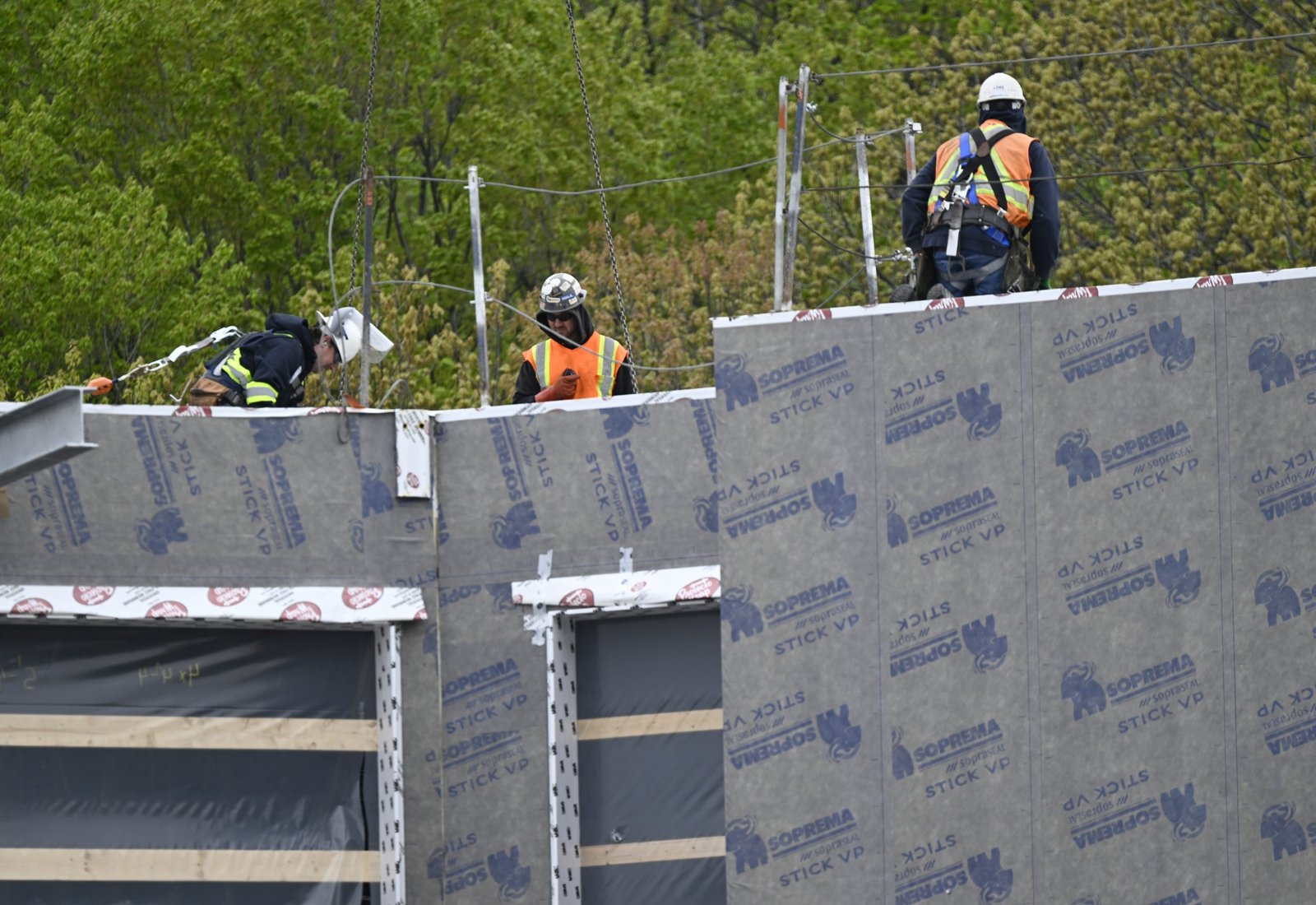 Quebec launches service to recruit laid off workers for construction jobs