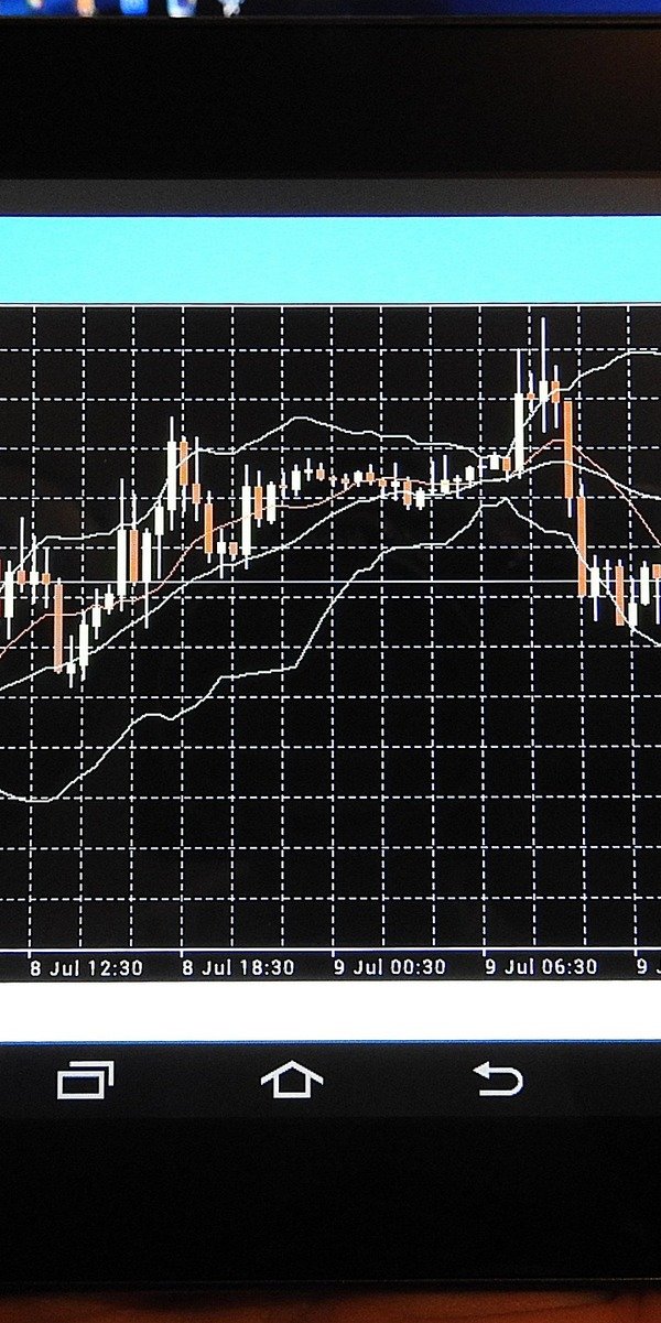 NL0010273215) Hits $1,389 Amid Analyst Upgrades and Dividend Boost