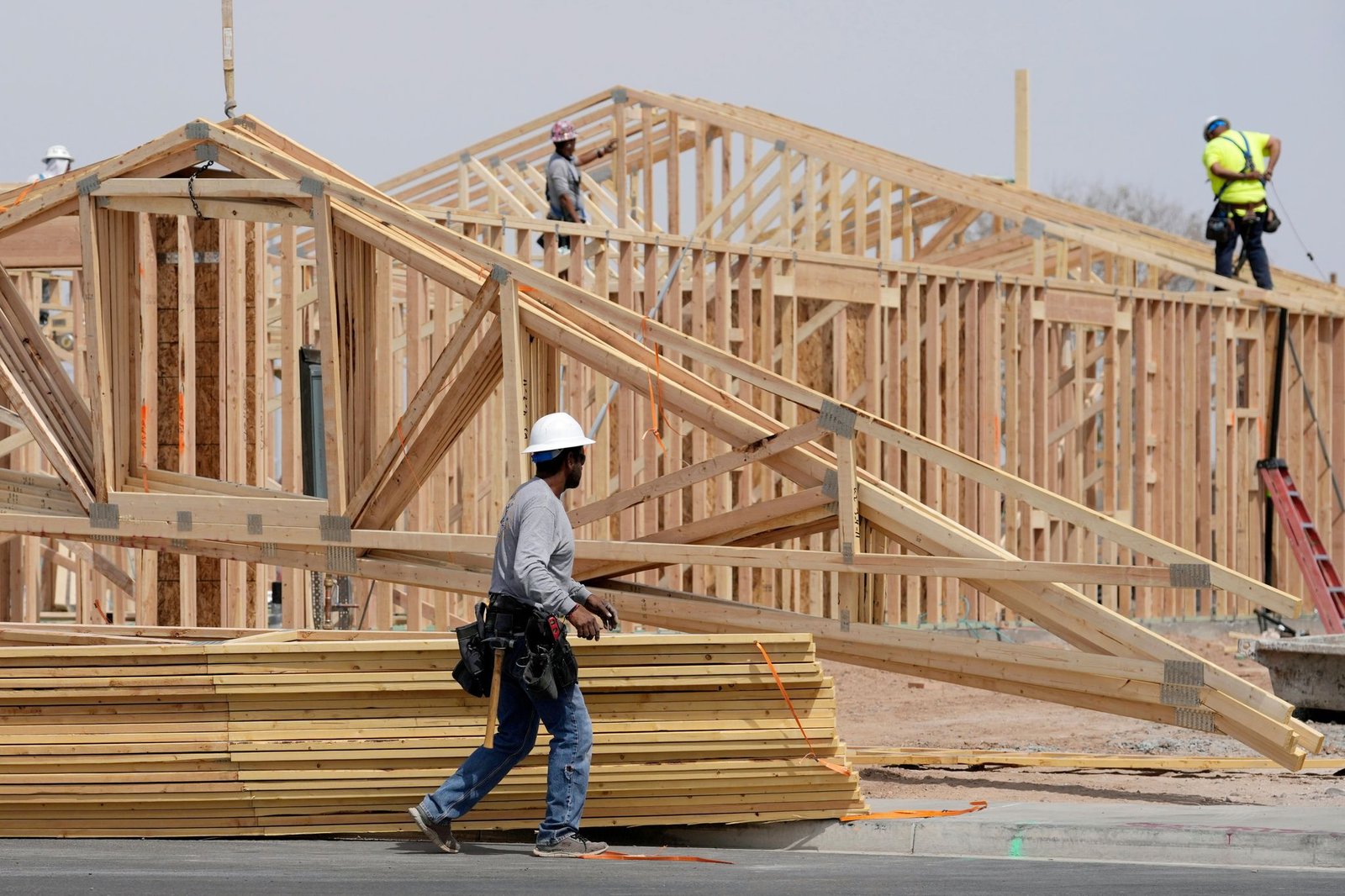 US applications for unemployment benefits inch down to 213,000 as layoffs remain stable
