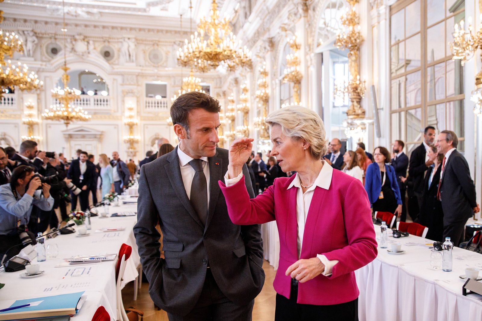 Macron drives a European alliance to restrict networks to minors