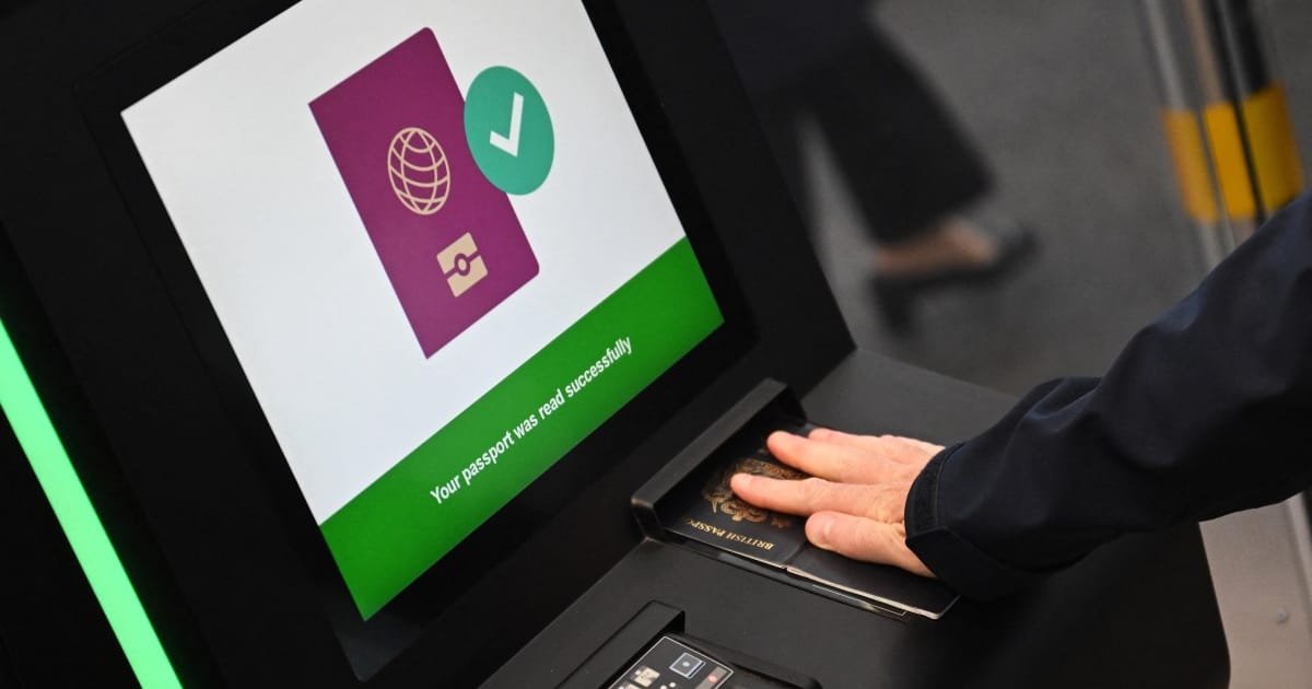 How the New Schengen Entry/Exit System (EES) Impacts Your Trip, Queues and Border Checks