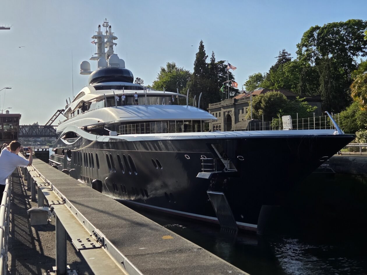 Watch: Zuckerberg's superyacht arrives in Seattle just as Meta cuts 1,400 local jobs – GeekWire