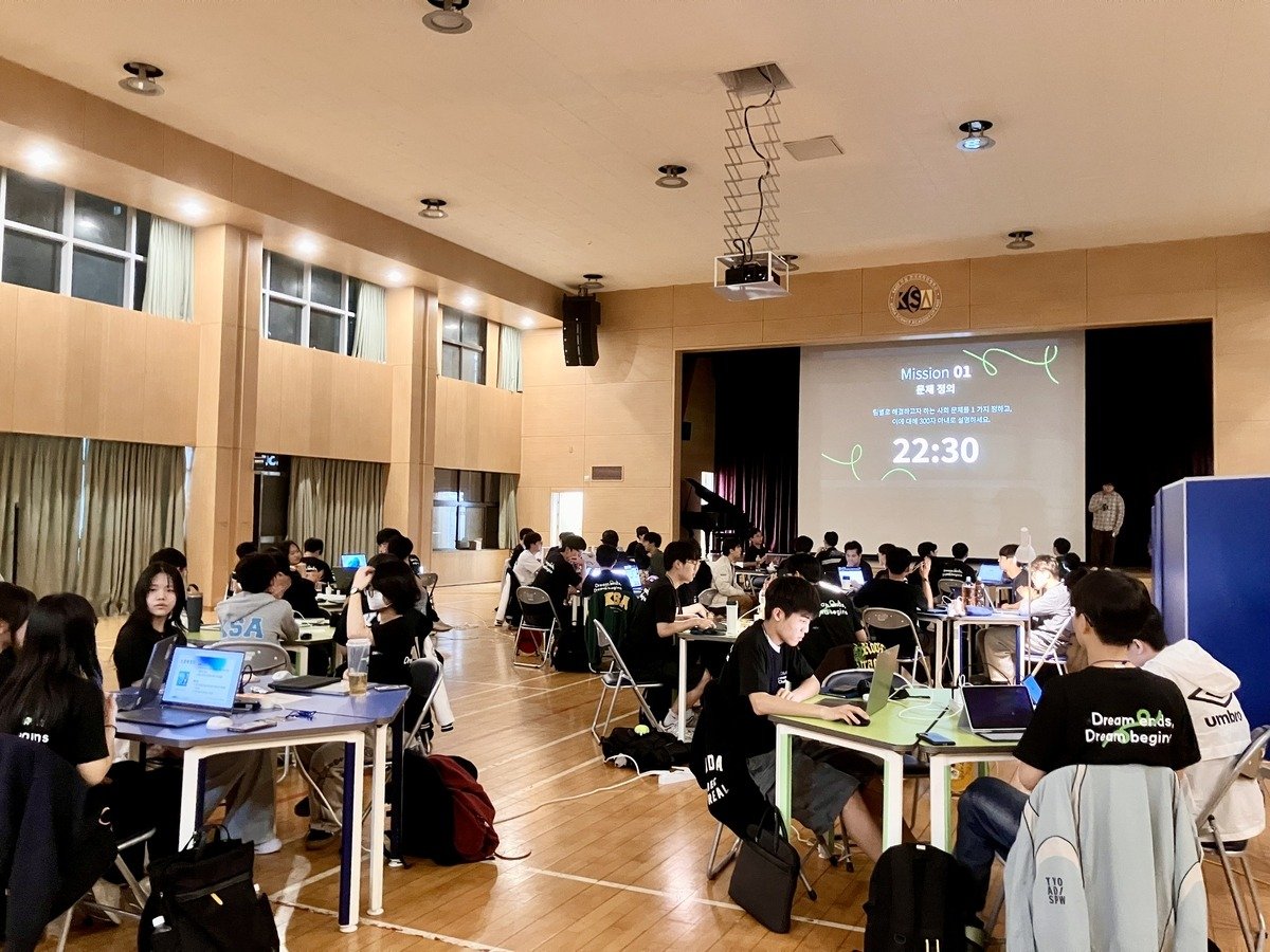 Students of the Korea Science Academy (KSA) participate in the hackathon-style startup competition "KIC," held for about 22 hours from April 30 to May 1 at the KSA auditorium. Photo courtesy of the Busan Research and Development Special Zone Headquarters. - Seoul Economic Daily Society News from South Korea