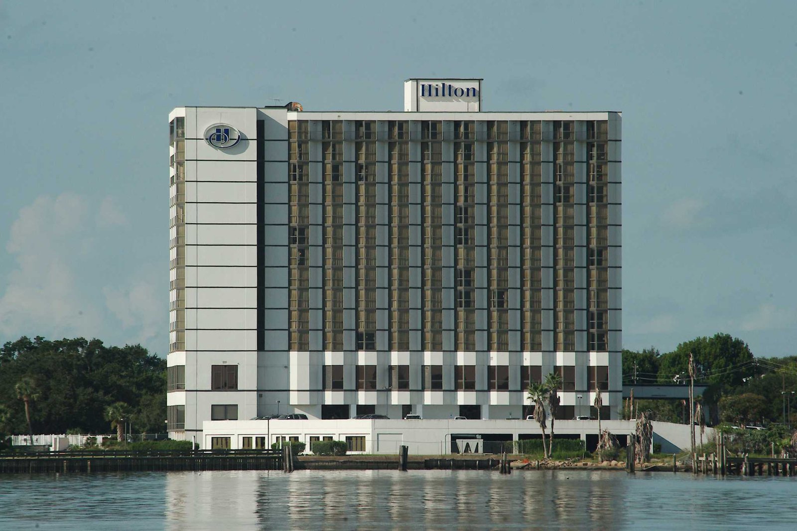 Clear Lake Hilton plans layoffs amid Margaritaville renovations