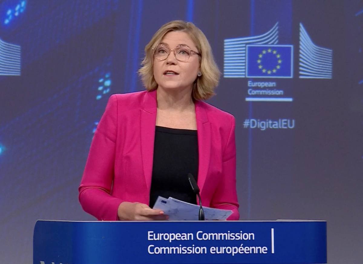 blone caucasian woman with blonde hair, glasses and pink jacket