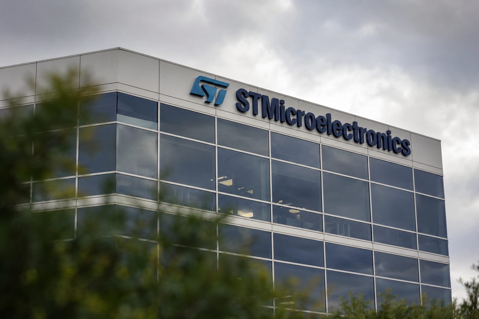 STMicroelectronics Stock Pulls Back After AI Jump, Focus Shifts to Next Week