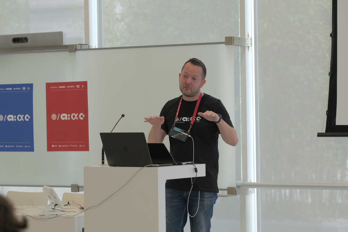 Hackaday Europe 2026: High Performance SDR On The Cheap