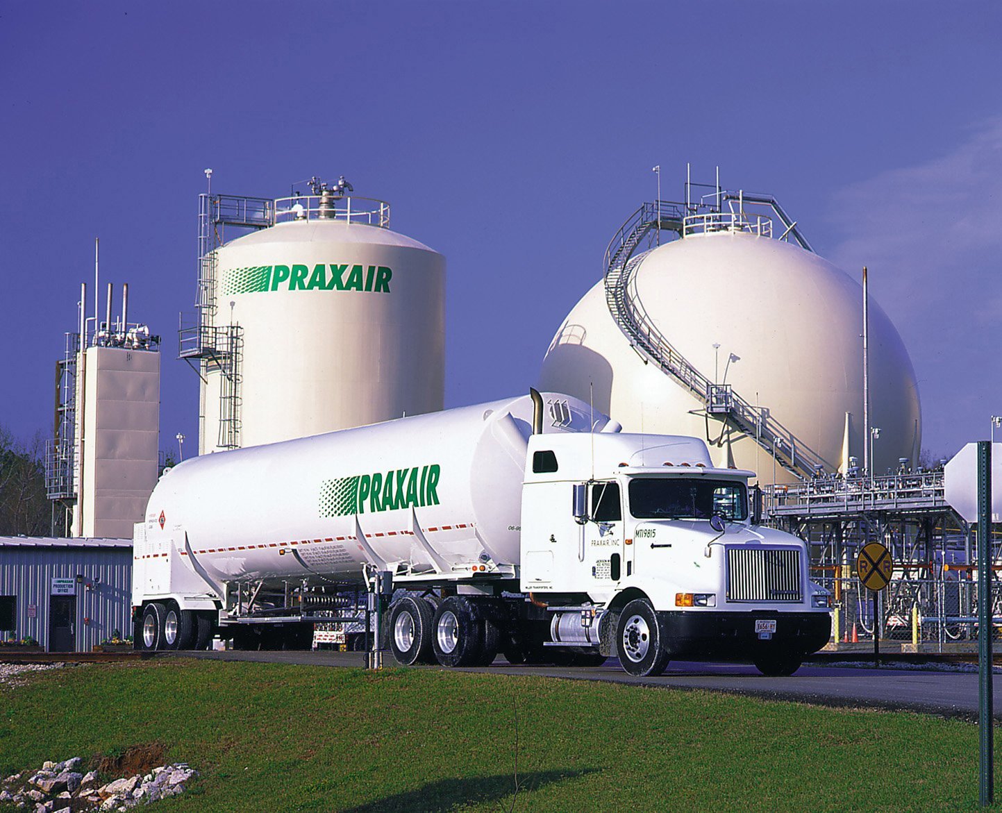 Praxair confirms merger talks with Germany’s Linde