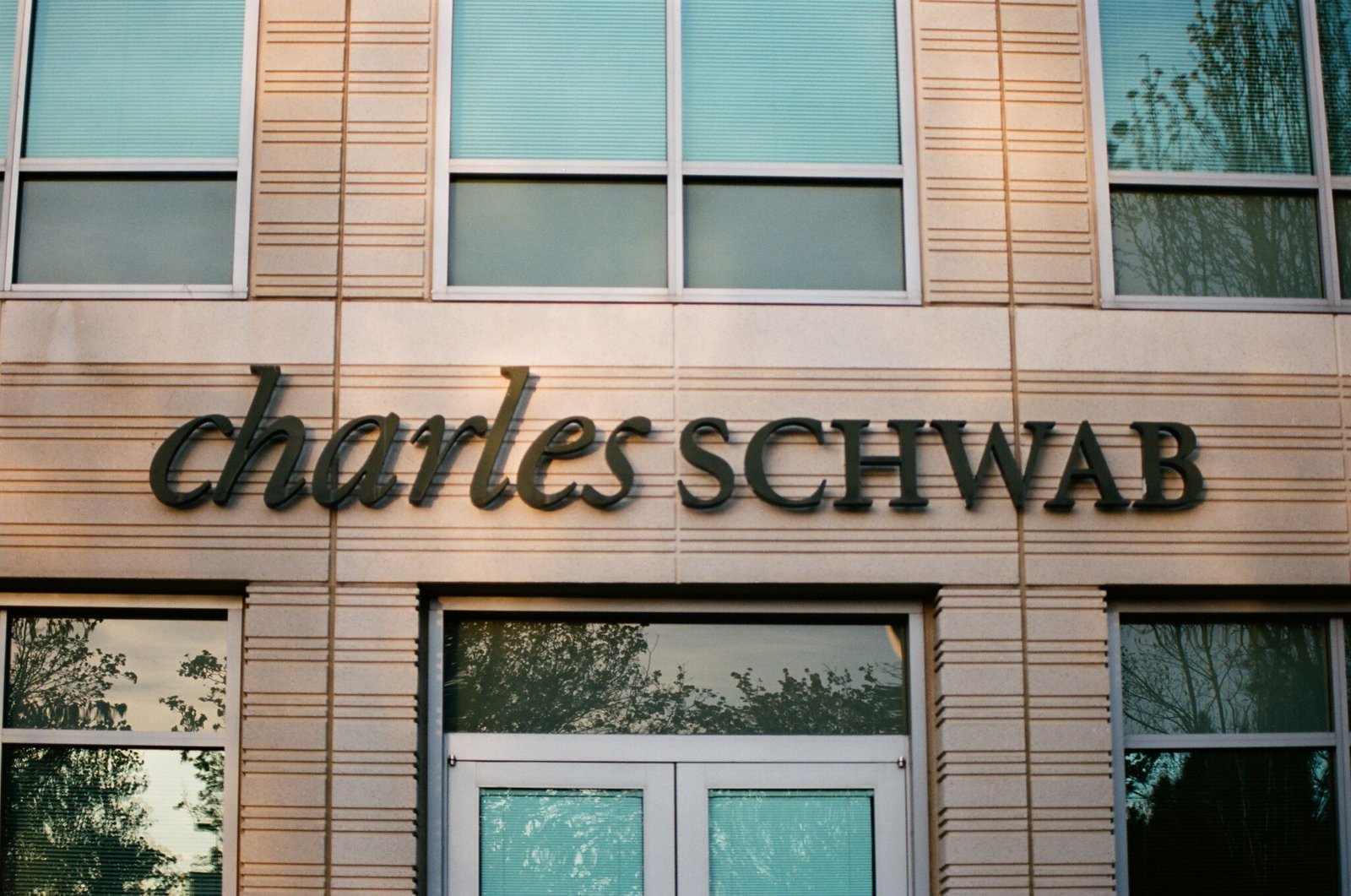 Charles Schwab conducting layoffs, shedding SF office space